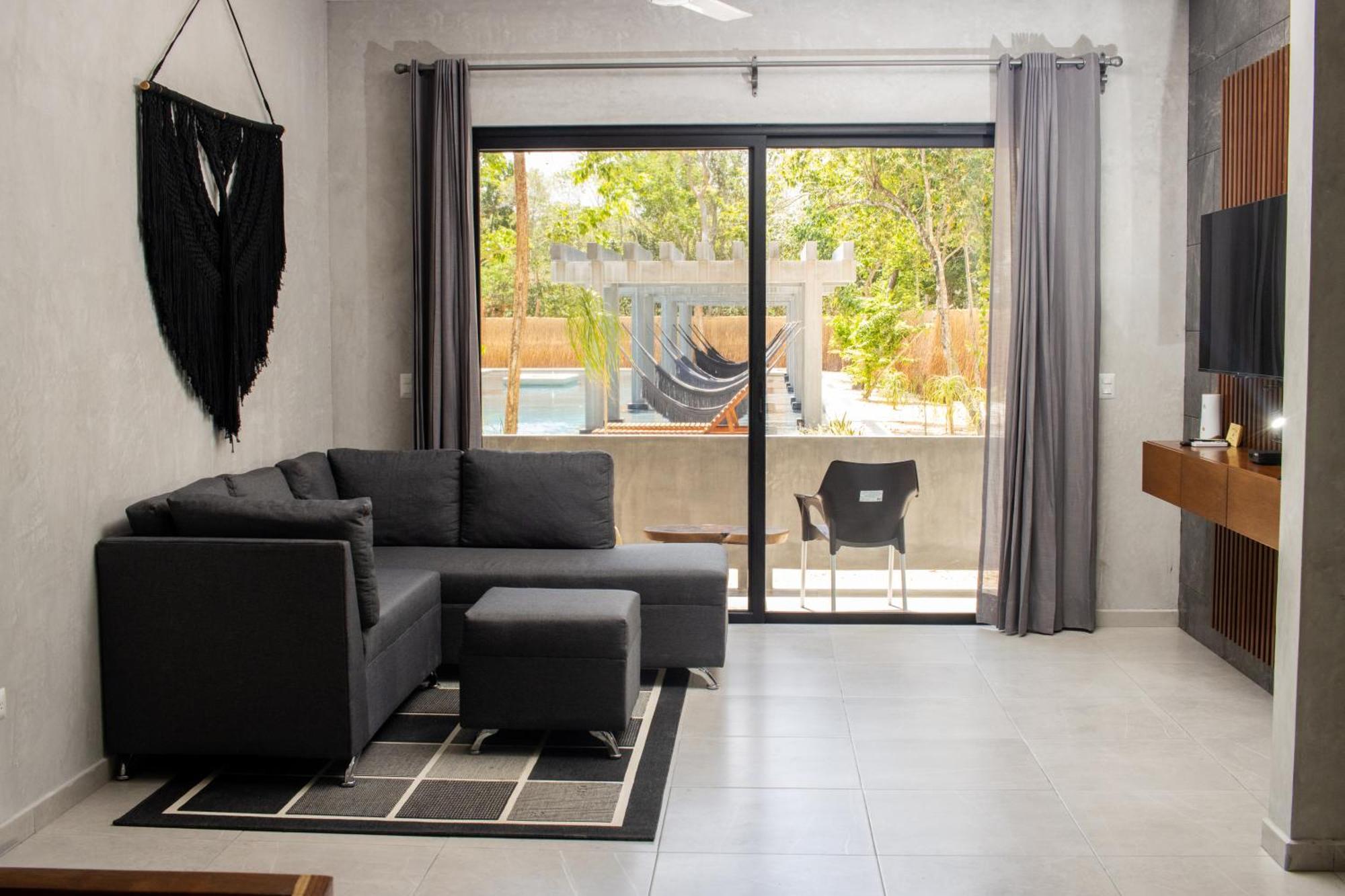 Hotel Casa Tortuga Tulum - Cenotes Park Inclusive 외부 사진 A living room with a hammock