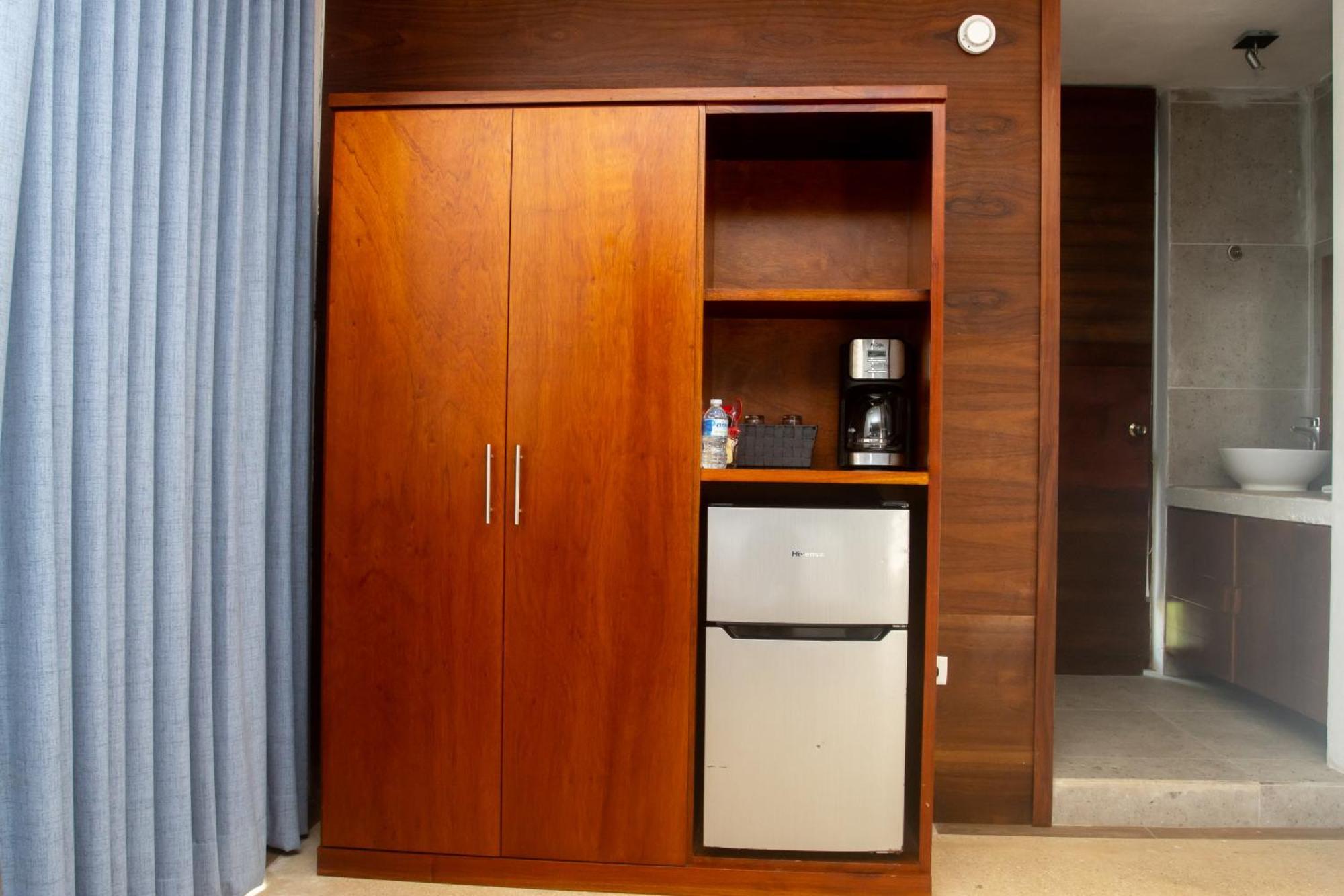 Hotel Casa Tortuga Tulum - Cenotes Park Inclusive 외부 사진 A hotel room with a mini-refrigerator